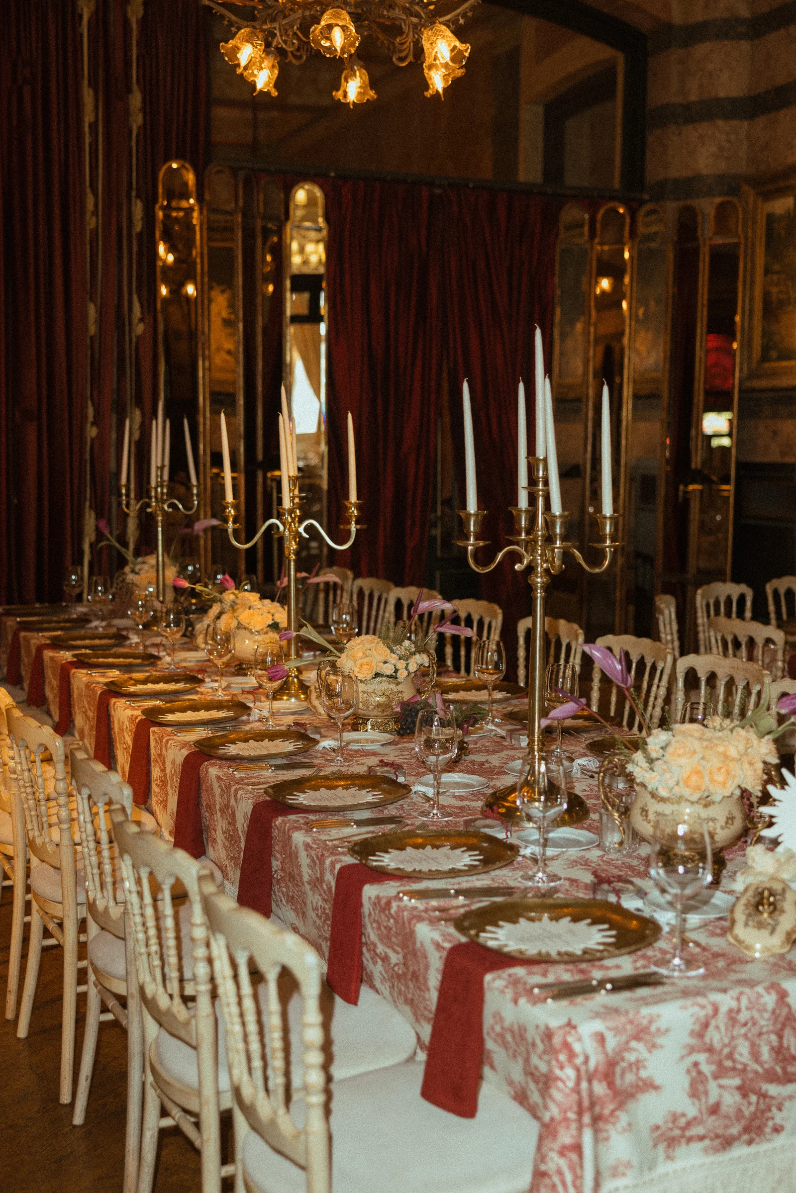 Modern and stylish wedding at Pera Palace Hotel İstanbul
