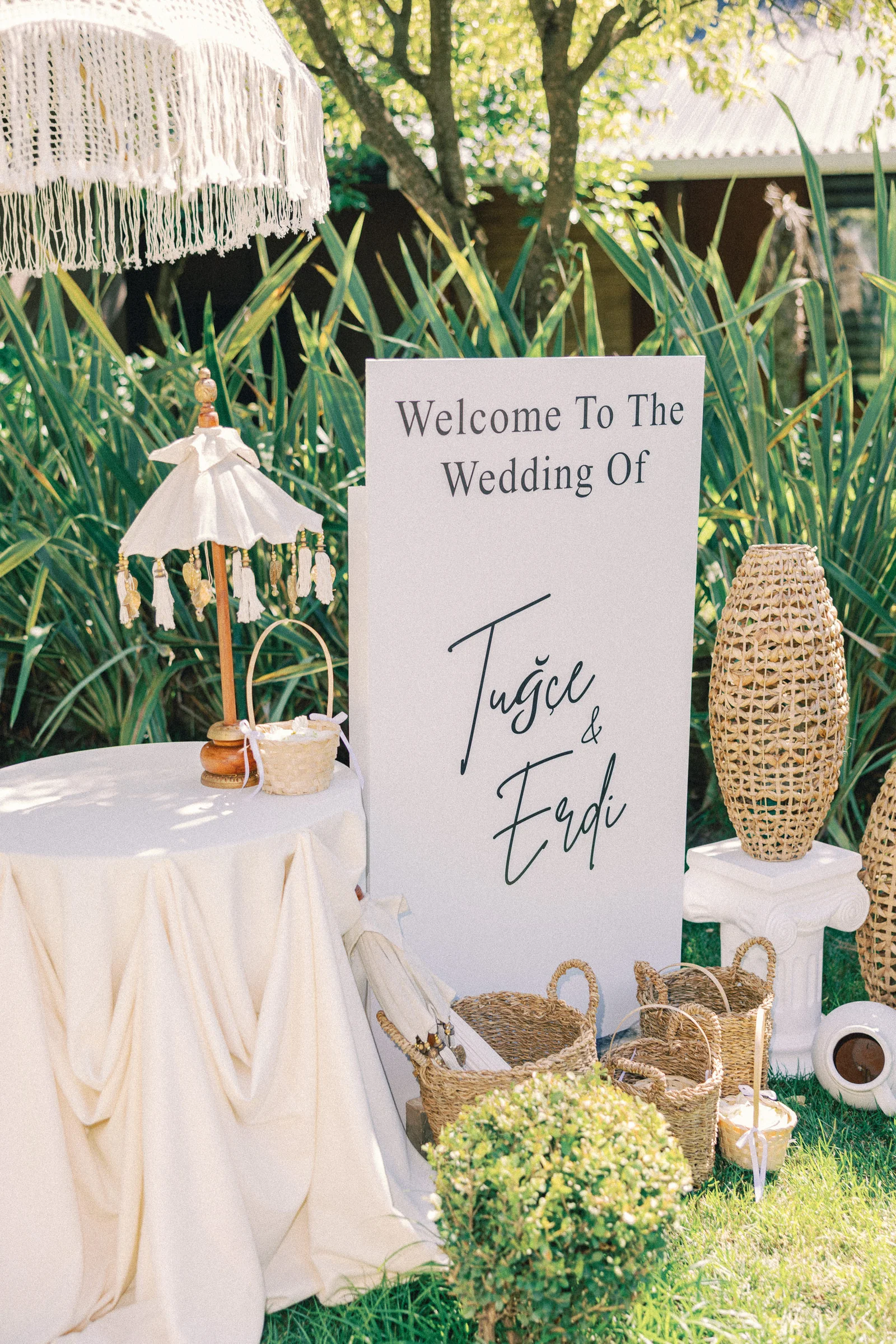 Welcome sign at a Kalea Place İstanbul garden wedding