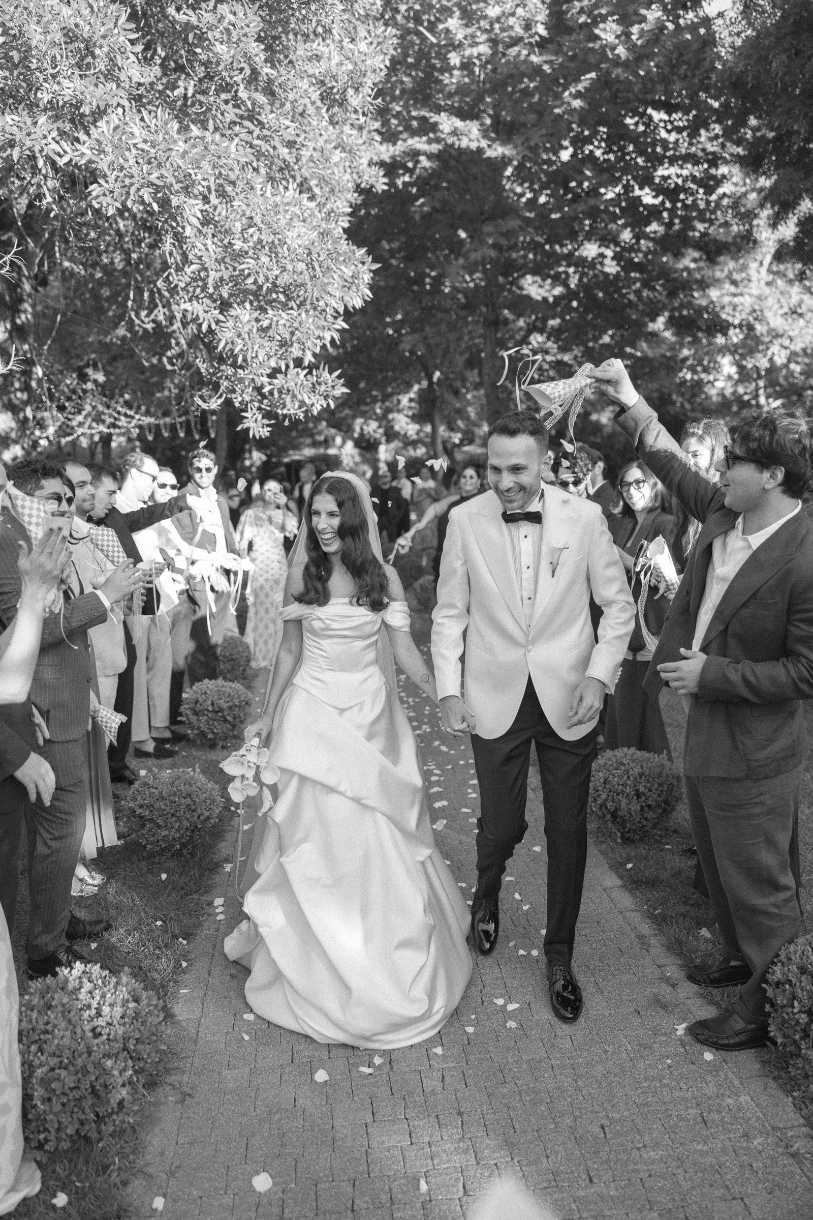 Newlyweds walking through their guests at Kalea Place İstanbul