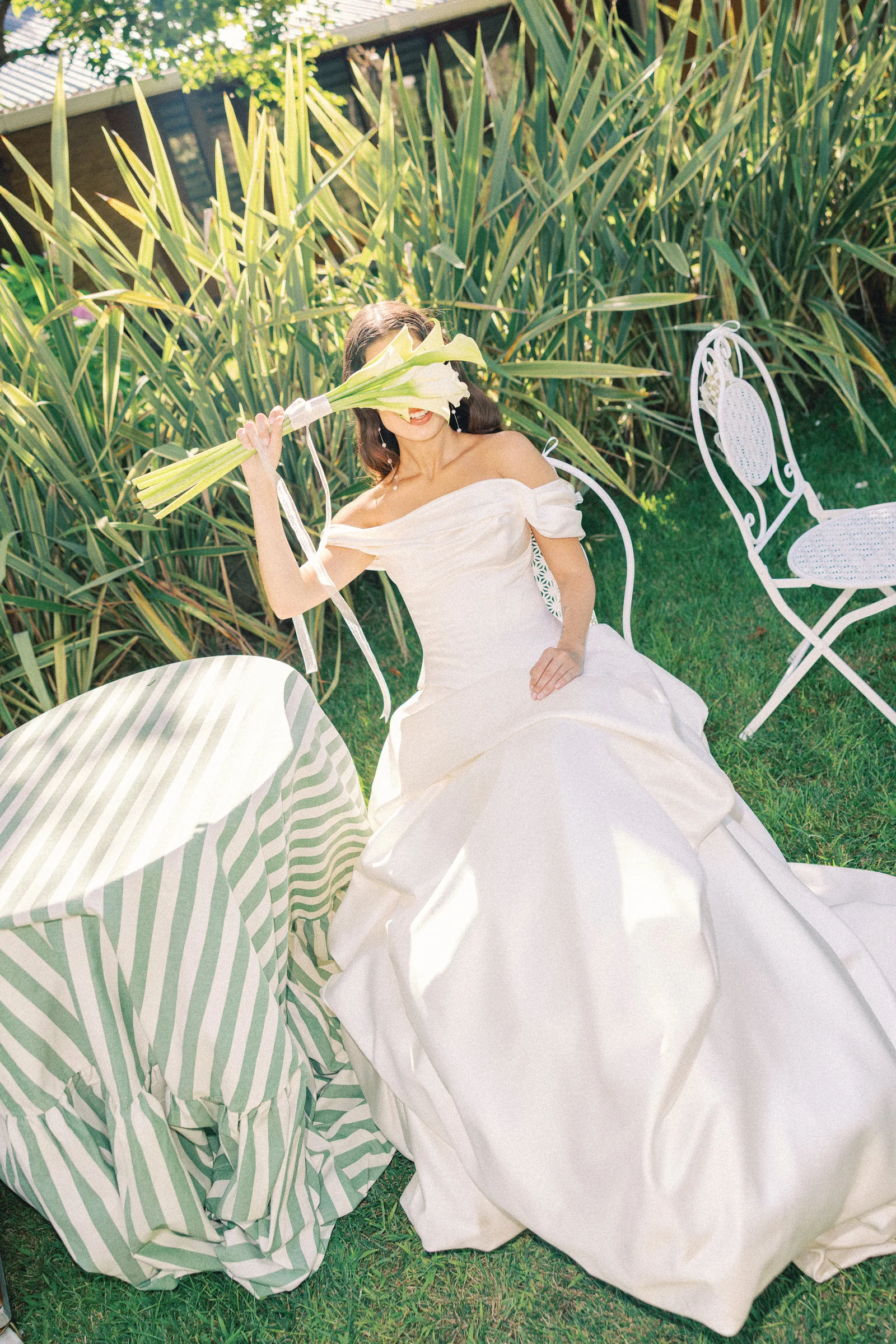 Bride with her bouquet in the garden at Kalea Place İstanbul