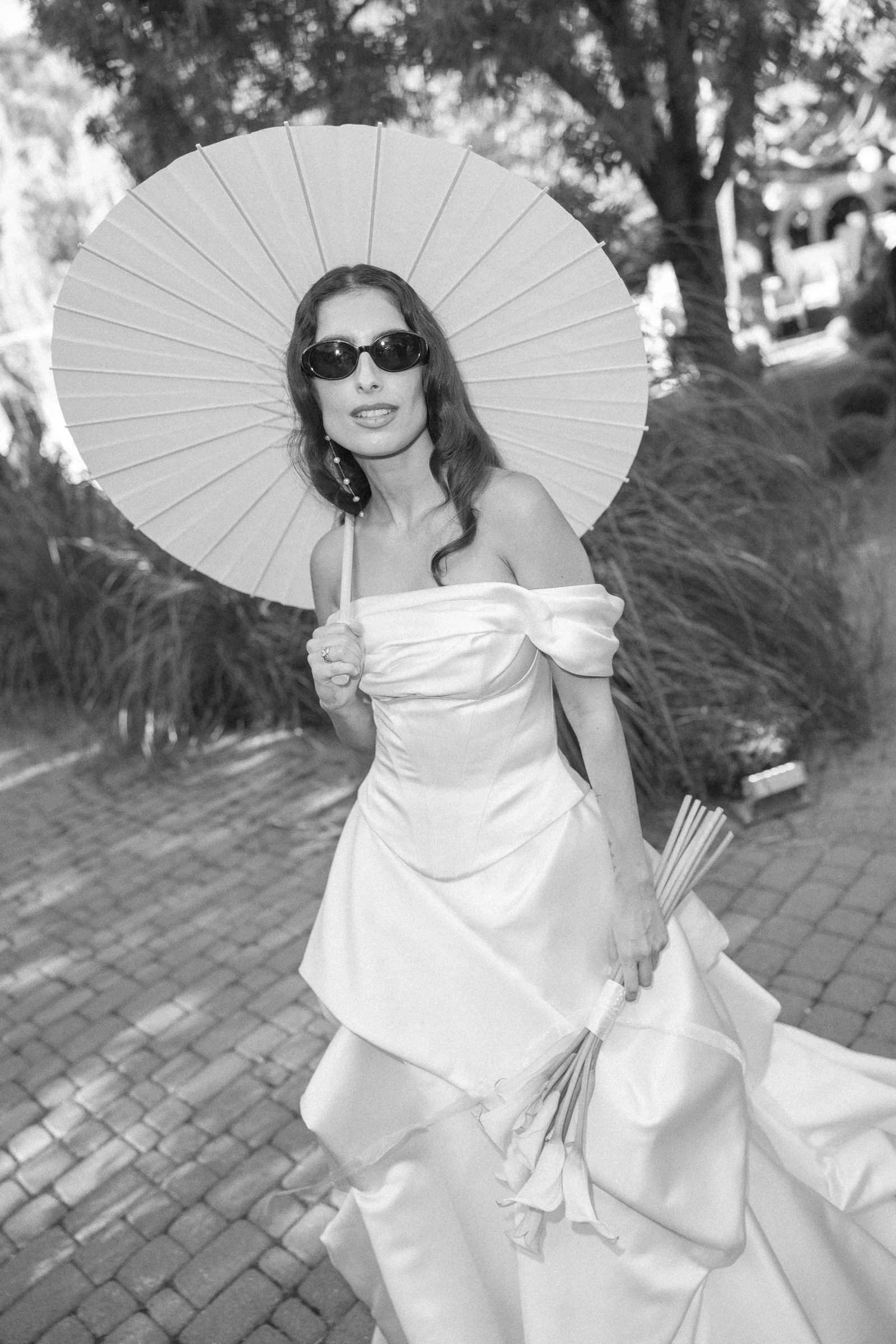 Bride with a parasol on the garden path, Kalea Place İstanbul